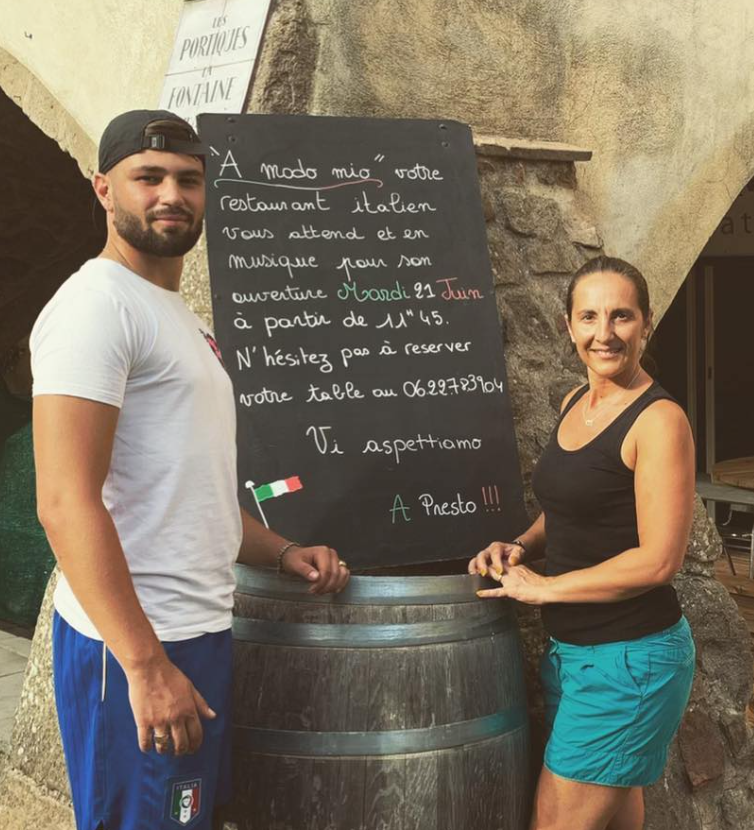 Intérieur chaleureux du restaurant À Modo Mio, sous les arcades