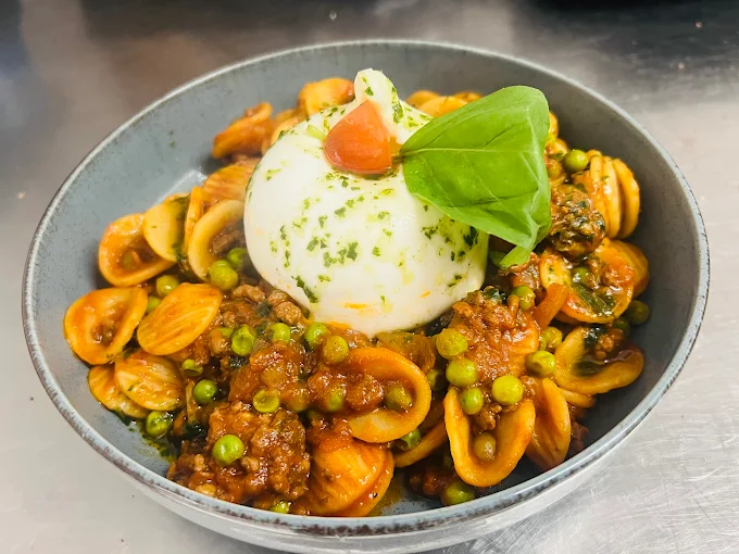 Assiette de pâtes carbonara fraîches