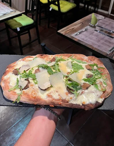 Pizza napolitaine au feu de bois